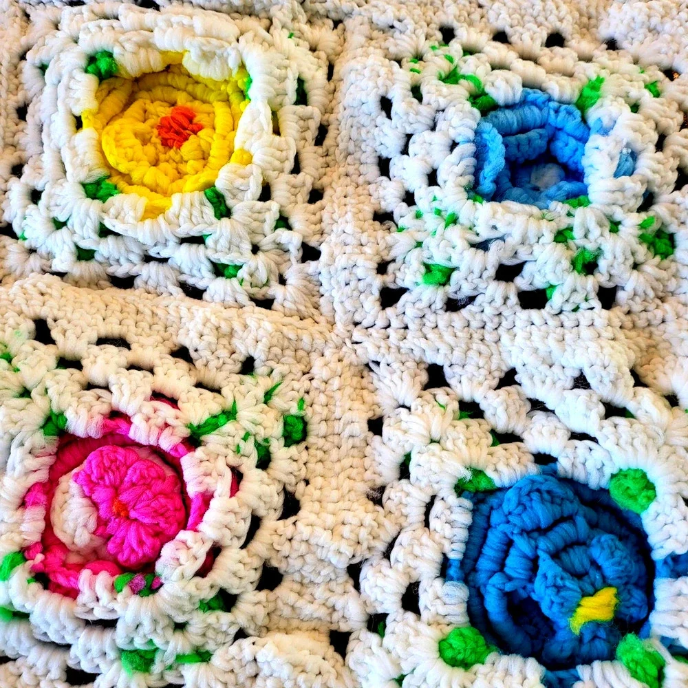 Beautiful Vintage‎ Handmade Granny Square Blanket Quilt 3D Flowers Retro 70s